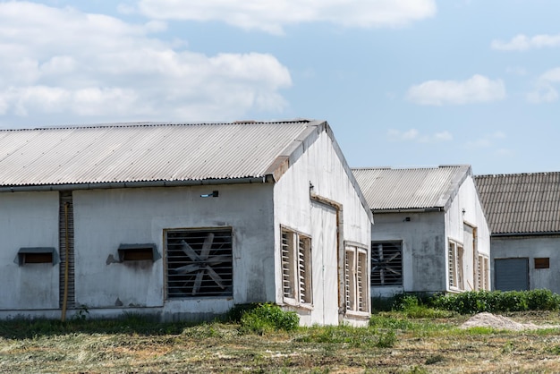 Une rangée de bâtiments blancs avec le mot paix en haut.