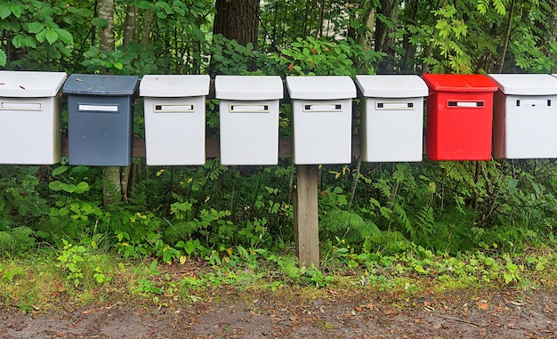 La rangée de boîtes aux lettres multicolores dans le parc