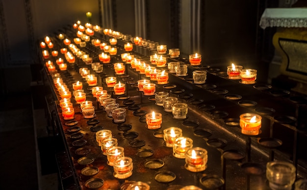 Rangée de bougies rouges à l'autel de la cathédrale