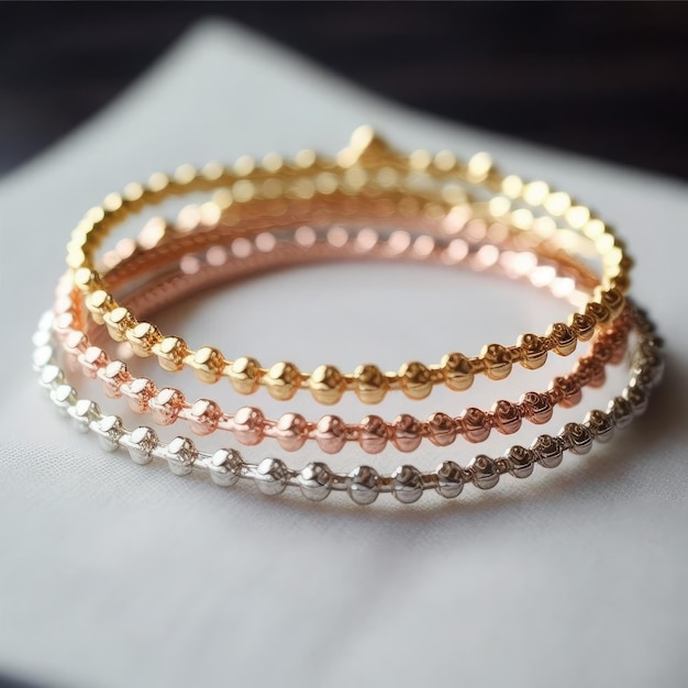 Une rangée de bracelets en or et rose avec des diamants dessus.