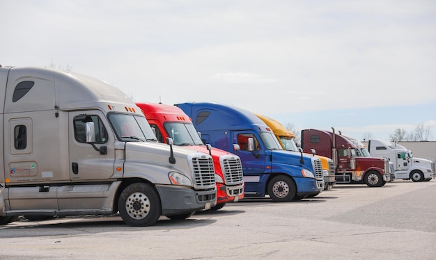 Une rangée de camions sont alignés dans un parking.