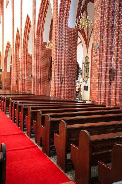 Rangée De Chaises En Bois Vides à L'intérieur D'une Cathédrale Catholique Médiévale. Wroclaw, Pologne