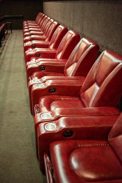 Une rangée de chaises en cuir rouge avec les mots " the word " sur le devant. "