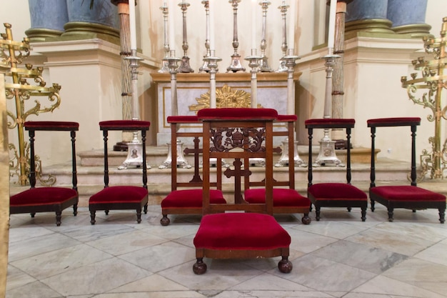 Photo une rangée de chaises dans une église avec une croix sur la table.