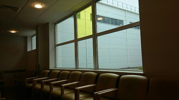 Photo une rangée de chaises à l'hôpital