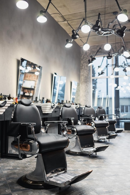 Photo rangée de chaises vides dans un salon de coiffure