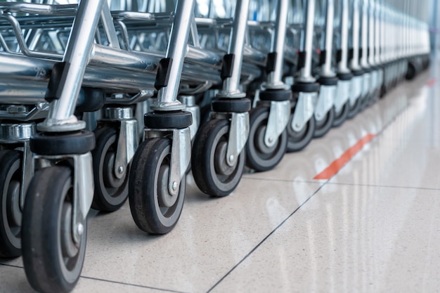 Une rangée de chariots dans un supermarché. Chariots pour bagages.