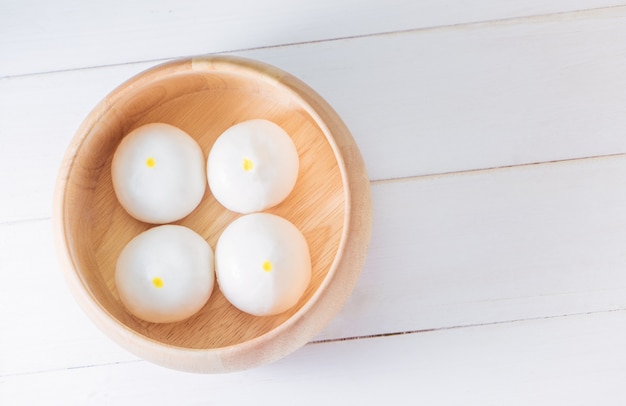 Rangée de Chignon chinois sur un plateau en bois