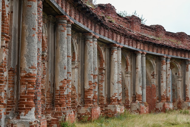 Rangée de colonnes de l'ancien château en ruine.