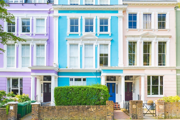 Rangée colorée de maisons à Londres par une journée ensoleillée