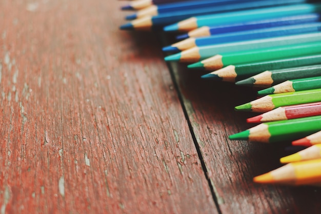 Photo rangée de couleur crayon avec ton cool sur la table en bois