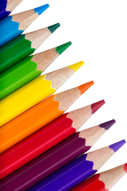 Photo rangée de crayons colorés isolé sur blanc