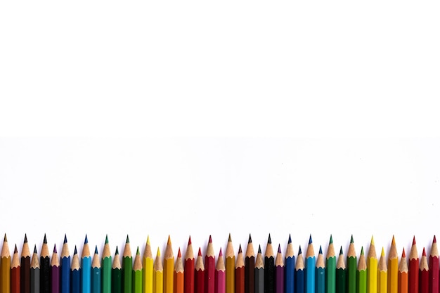 Une rangée de crayons de couleur dans une rangée avec un étant de couleur.
