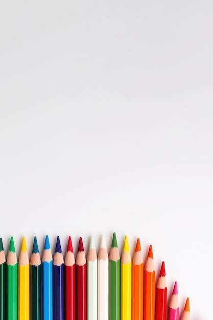 Une rangée de crayons de couleur de groupe sur fond blanc