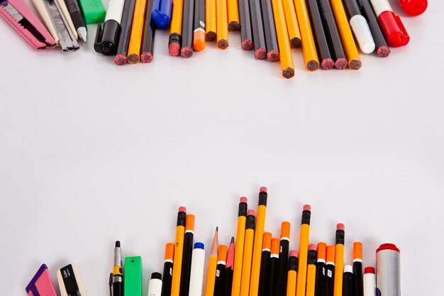 Une rangée de crayons dont l'un est étiqueté avec le mot « école » en haut.