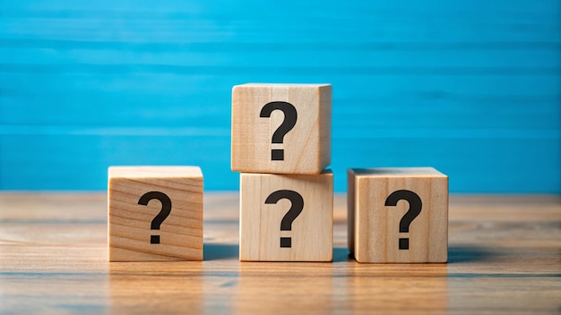une rangée de cubes en bois avec des signes d'interrogation sur eux