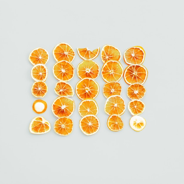 Rangée dans des tranches d&#39;oranges séchées maison