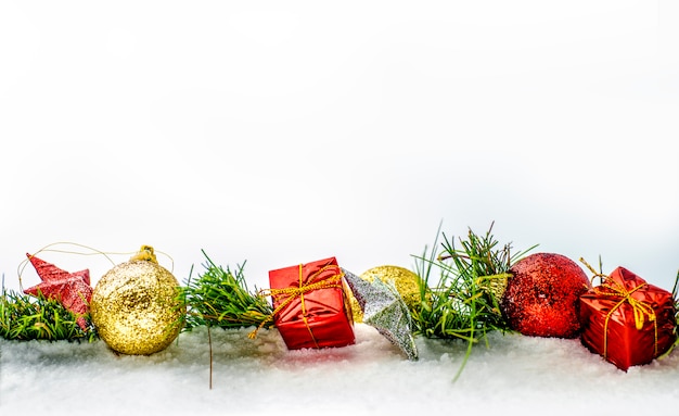 Rangée de décoration de Noël avec des boîtes-cadeaux et des balles