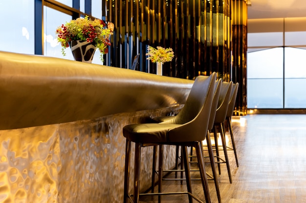 Rangée de design d&#39;intérieur de chaise de tabourets en cuir moderne dans le salon de luxe.