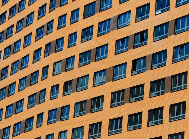 Rangée diagonale de toile de fond d'architecture de fenêtres