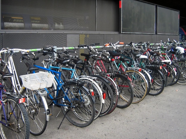 Une rangée de divers vélos dans un parking de la ville près d'un magasin Transport écologique de l'environnement