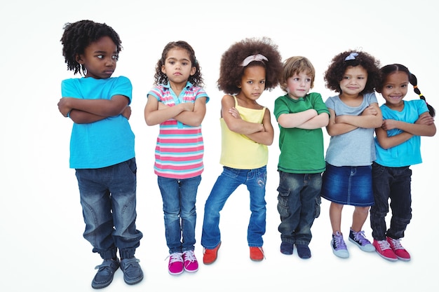 Une rangée d&#39;enfants debout avec les bras croisés