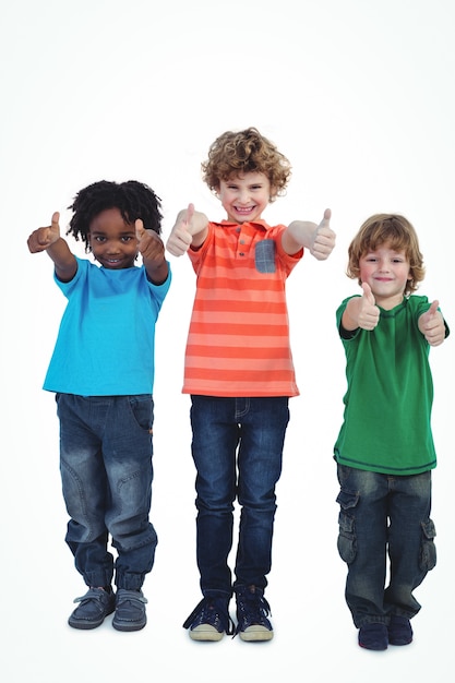 Une rangée d&#39;enfants debout ensemble