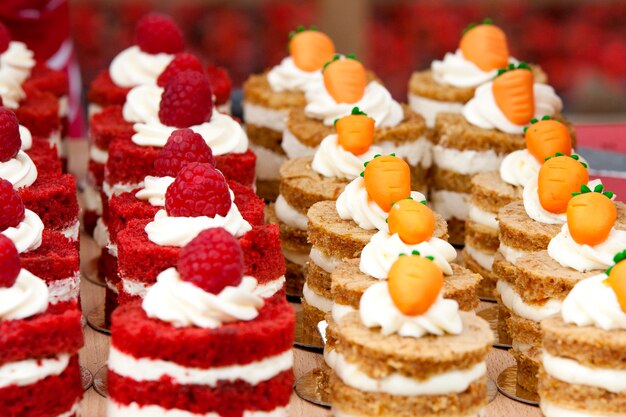 Photo rangée d'ensemble de délicieux petits gâteaux aux fruits rouges