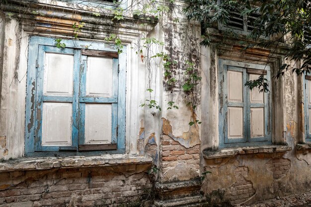 Une rangée de fenêtres ouvertes d'un vieux bâtiment