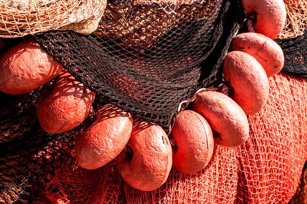 Une rangée de flotteurs de pêche rouges sur un filet de pêche