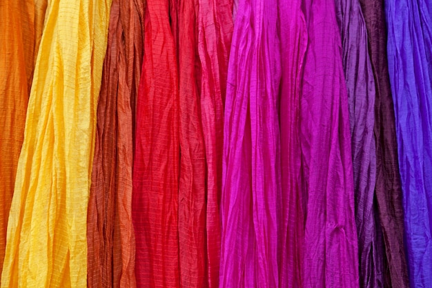 Rangée de foulards en soie colorés