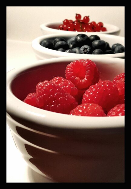 Photo une rangée de fruits servis dans un bol sur la table