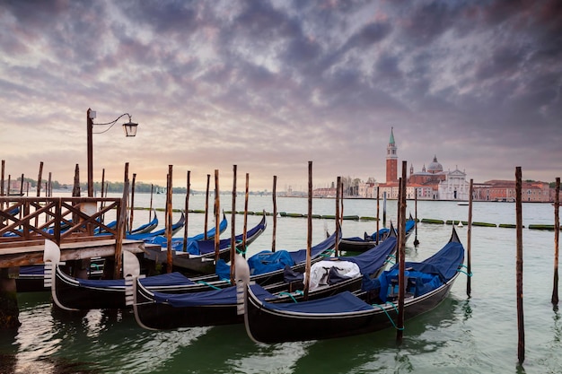 Une rangée de gondoles garées à côté de la Riva degli Schiavoni à Venise, Italie.