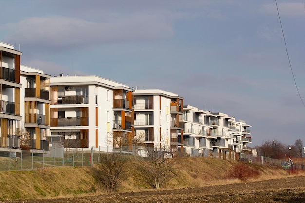 Une rangée d'immeubles blancs avec une clôture en arrière-plan