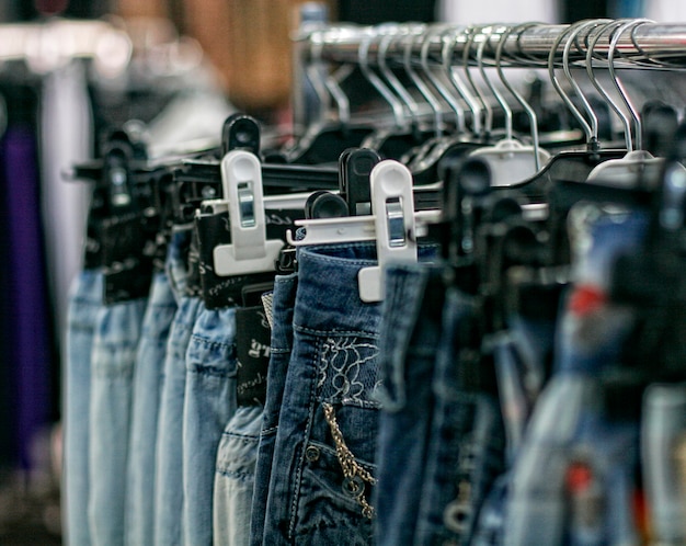 Rangée de jeans bleu pendu dans un magasin