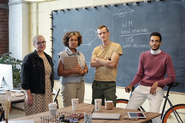 Rangée de jeunes cols blancs réussis