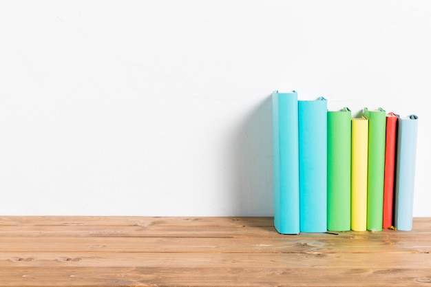 Photo rangée de livres colorés sur la table