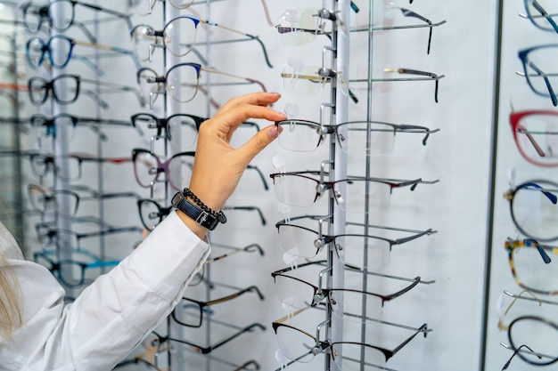 Rangée De Lunettes Chez Un Opticien. Boutique De Lunettes. Stand Avec Des Lunettes Dans Le Magasin D'optique.