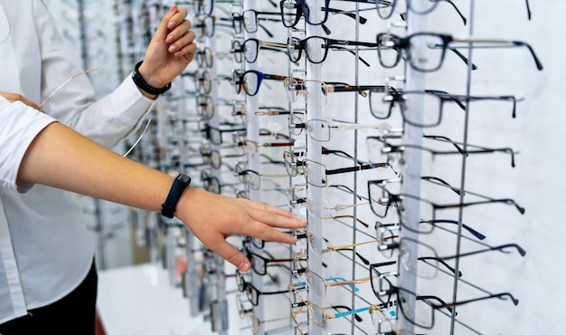 Rangée De Lunettes Chez Un Opticien.