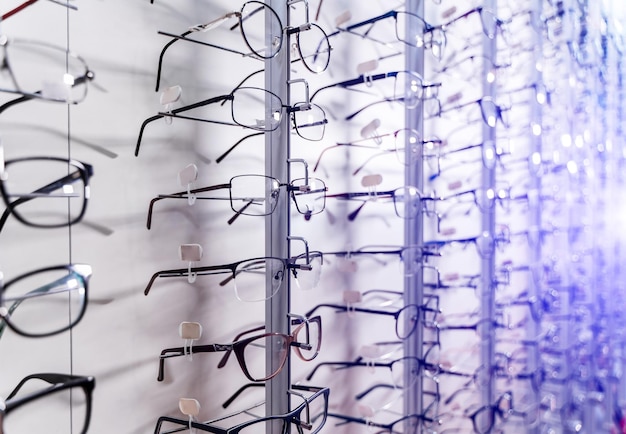 Rangée de lunettes de luxe dans un magasin d'optique