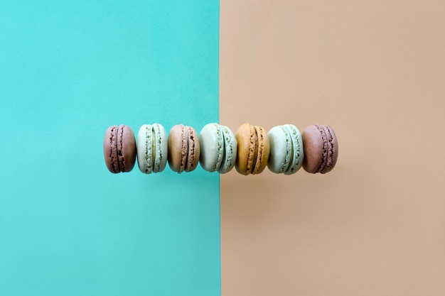 Rangée de macarons weet et savoureux, à plat sur papier