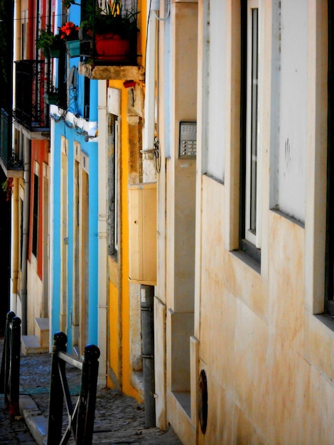 Une rangée de maisons de couleurs sur une colline de la ville de Lisbonne, au Portugal