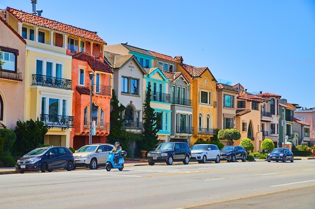 Rangée de maisons de plage animées sur la route de la côte ouest de la Californie