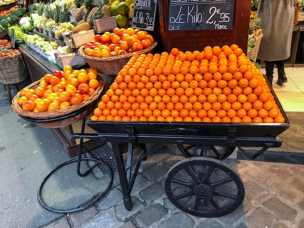 Rangée de mandarines dans une brouette sur le marché