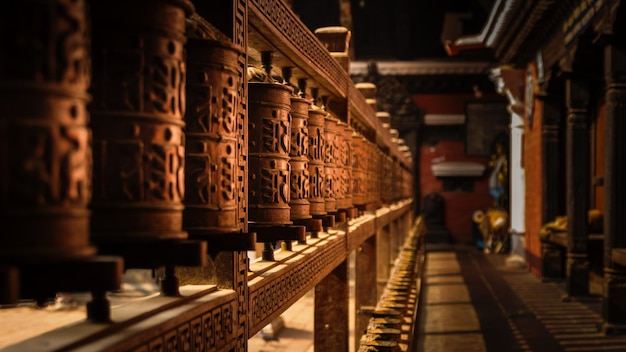 Une rangée d'objets en bois dans le temple