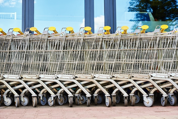 Rangée de panier vide près d'un magasin, gros plan