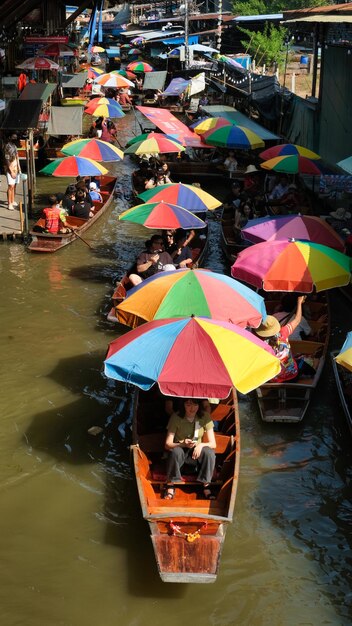 une rangée de parapluies colorés avec des gens dessus