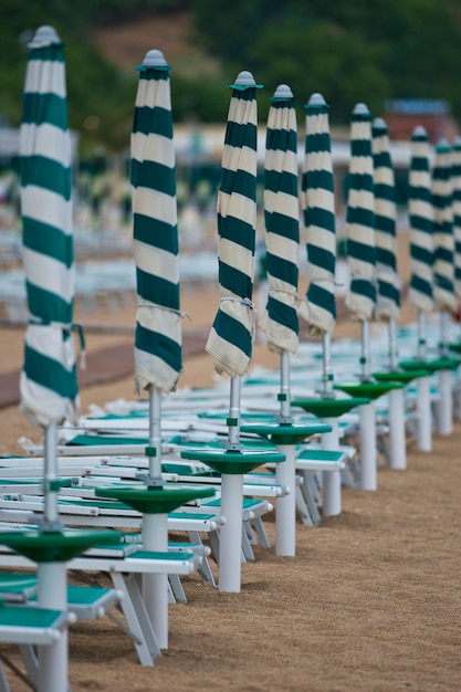 Rangée de parasols de plage