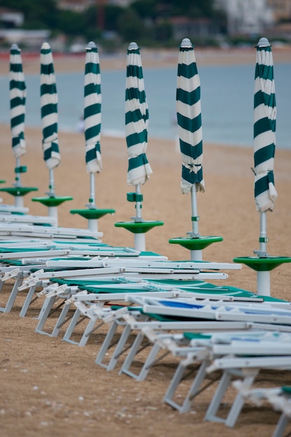 Rangée de parasols de plage