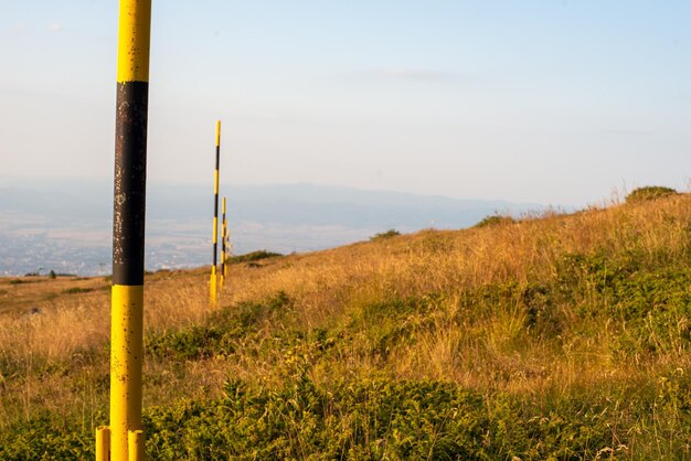 Photo une rangée de piliers de repérage du sentier d'hiver jusqu'au point le plus élevé de la montagne vitosha